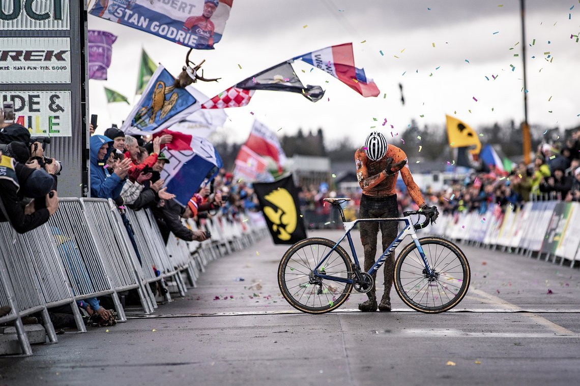 Mathieu van der Poel gewann auf dem Canyon Inflite CF SLX in Dübendorf die CX Weltmeisterschaft 2020. Jetzt gibt es das Team-Design für Jedermann