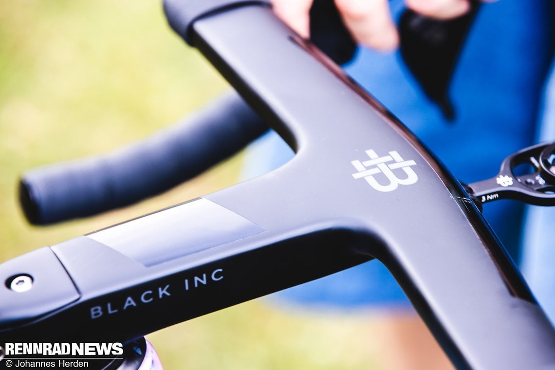…und ein langes Carbon-Cockpit der Factor Teile-Marke Black Inc.