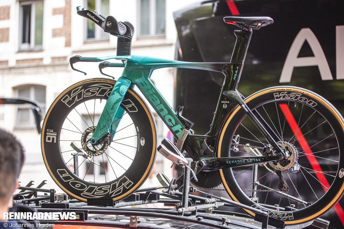Auch das Aquila TT-Bike war schon auf den Teamfahrzeugen.