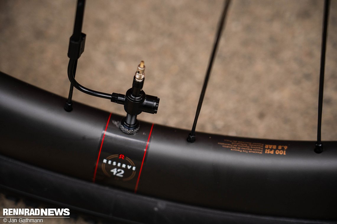 Über einen. Schlauch an den Spreichen und ein Spezialventil kommt die Luft in den Tubeless-Reifen.