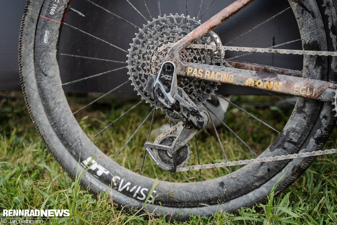 …hinten war der Semi-Slick G-One RS in der Pro-Version dran.