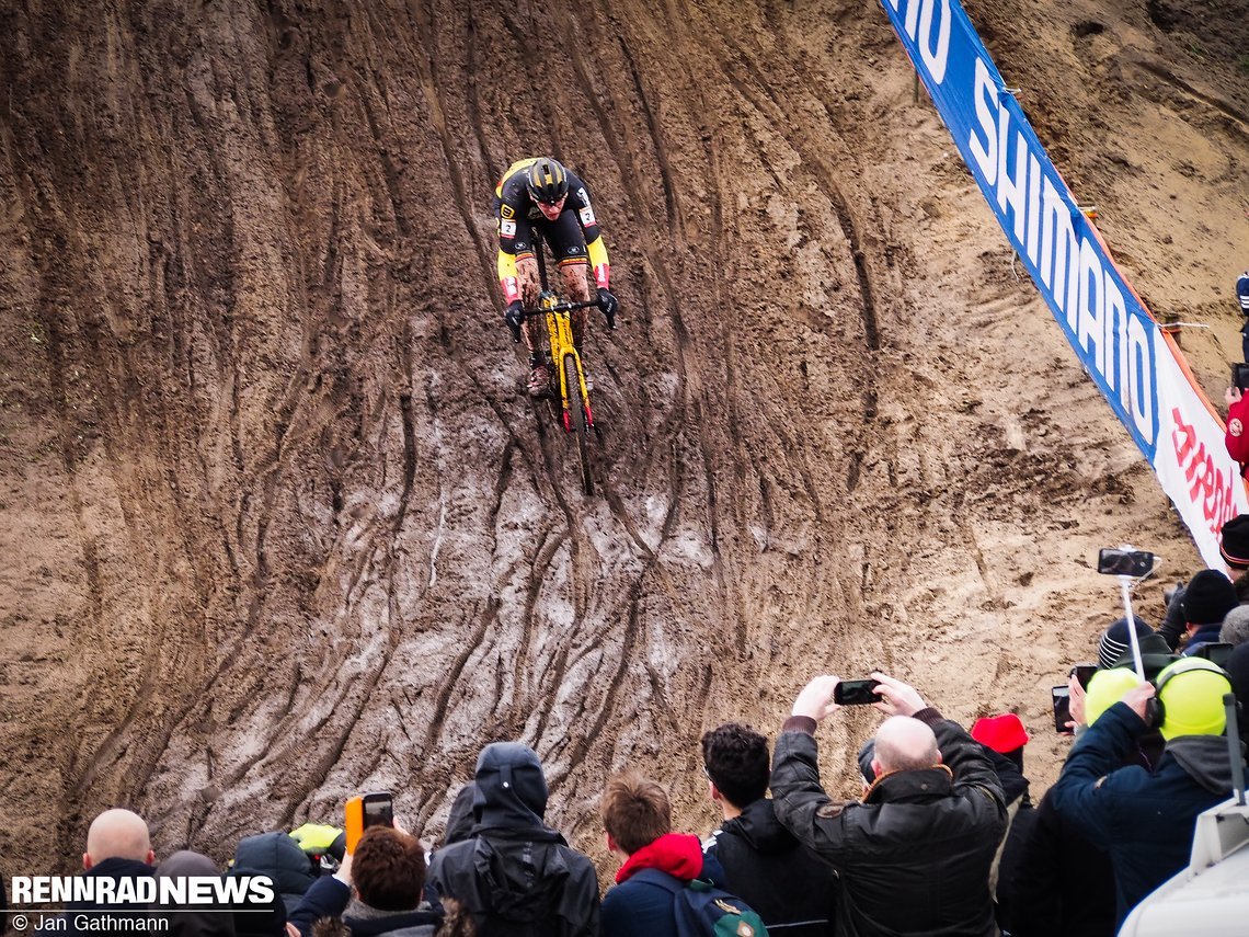 In den ersten Runden ging Aerts noch allein in die Abfahrt