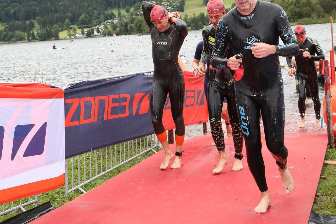 Für den Einsatz beim Traithlon gibt es spezielle Neopren-Anzüge, die nicht nur vor Kälte schützen, sondern vor allem bei schwachen Schwimmern auch die Wasserlage verbessern