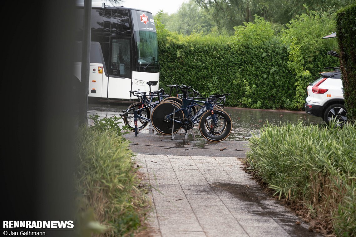 Auch im Regen wollen die Teanbikes weiter versorgt werden.