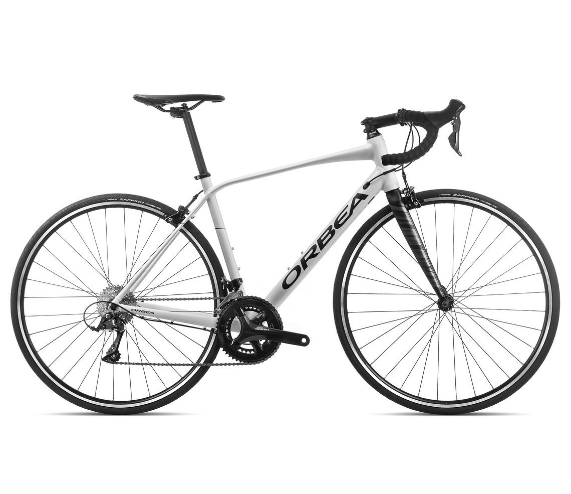 Auch mit Alurahmen und Felgenbremse ist das Orbea Avant weiter im Programm – hier das Avant H50 mit Shimano Sora 2x9 für 899 €