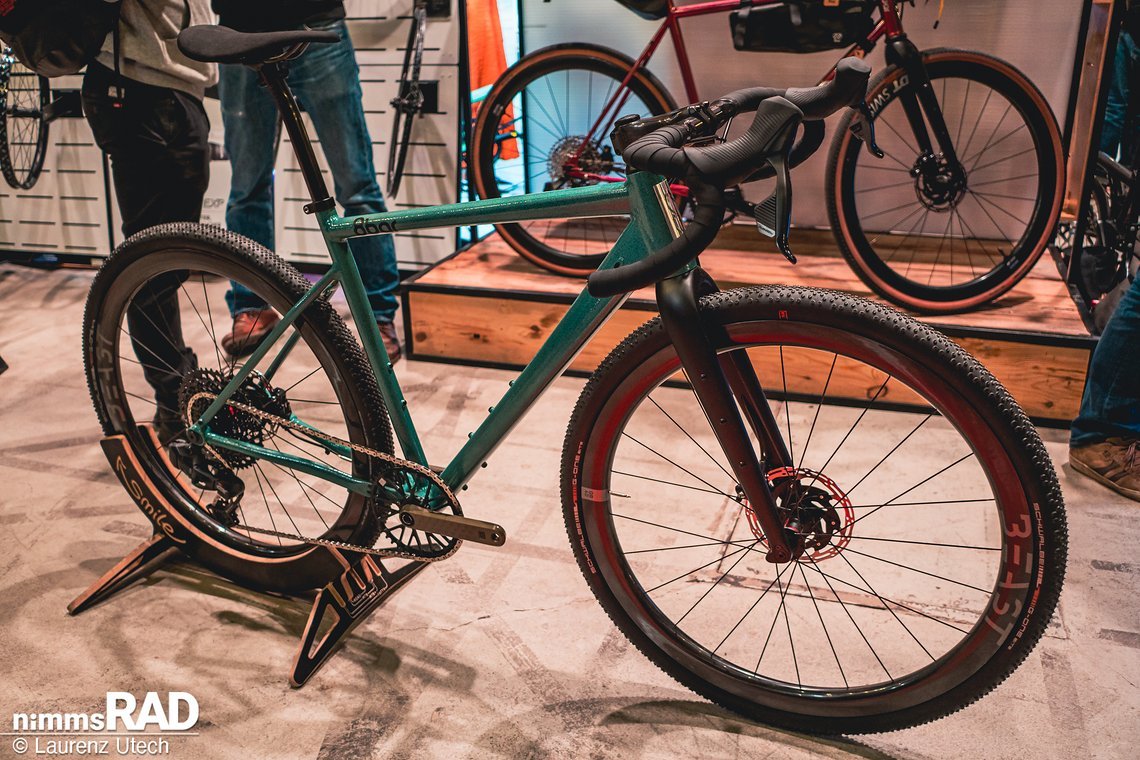 Das 8bar Mitte Gravel Bike aus Alu mit der neuen Hammerschlag-Lackierung