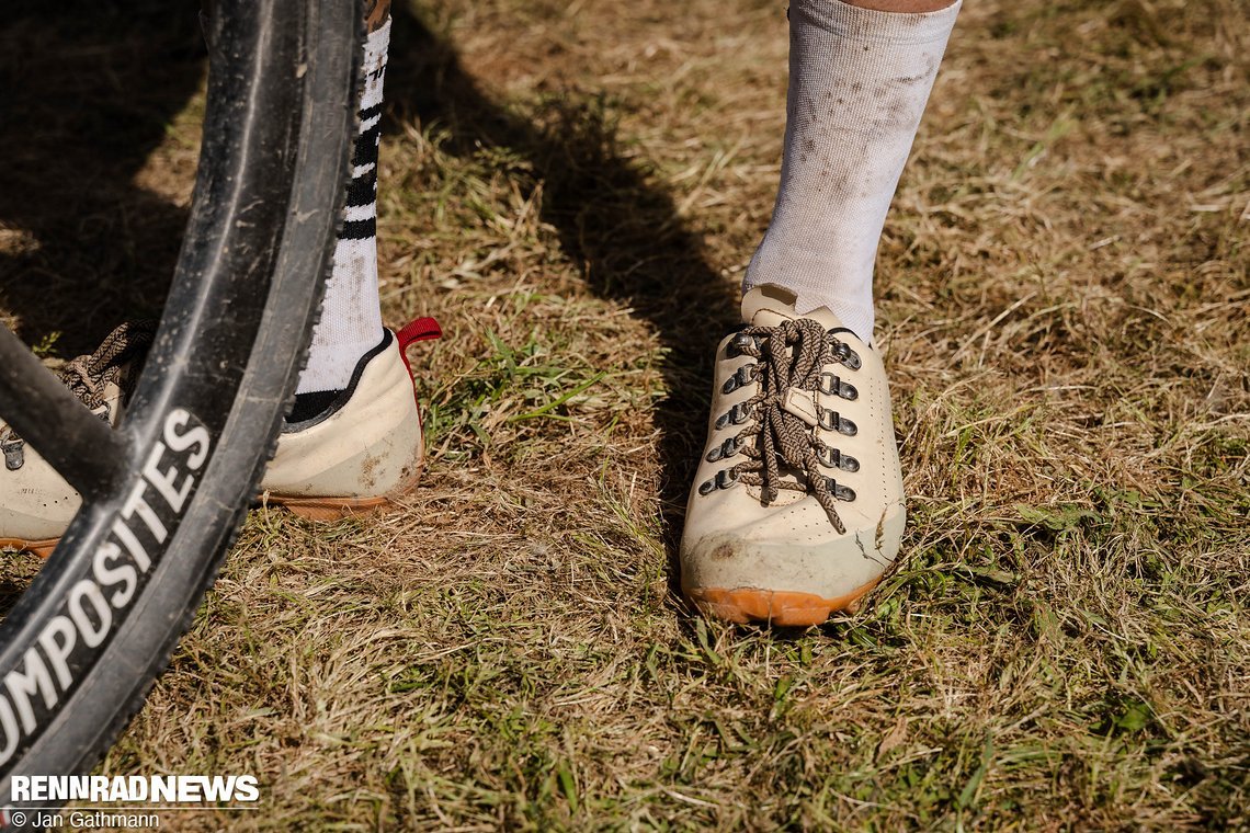 Die Schuhe ordne ich Café du Cycliste aus Frankreich zu, den Socken-Style Pippi Langstrumpf.