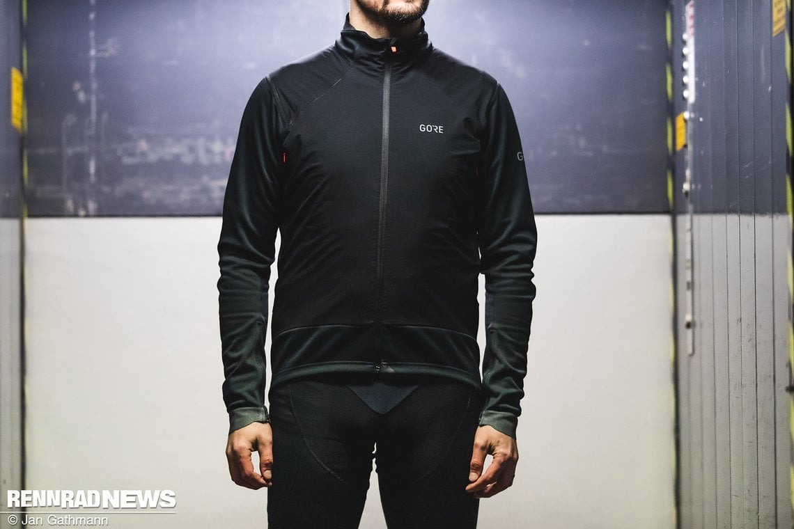 Die Gore C7 Windstopper Pro Jacke liegt eng an, verfügt über Windstopper-Material im Frontbereich und reflektierende Einsätze