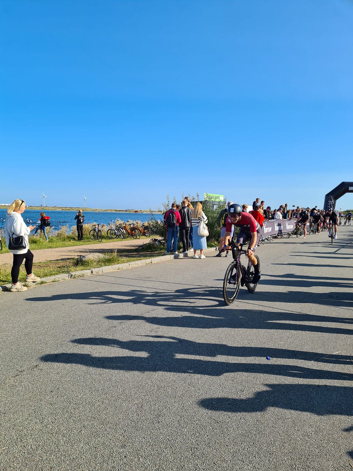 Bei Traumwetter geht es auf die 180k-Radstrecke