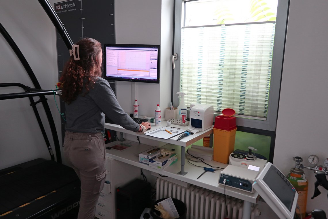 Sportwissenschaftlerin Ronja Klees von iQ Athletik in Frankfurt am Main führt den Test durch.