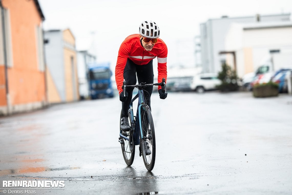 Wer auf dem Rennrad immer sportiv unterwegs ist und Kompromisse hasst, kann bei der gezeigten Rennrad-Bekleidung von Rapha getrost zugreifen