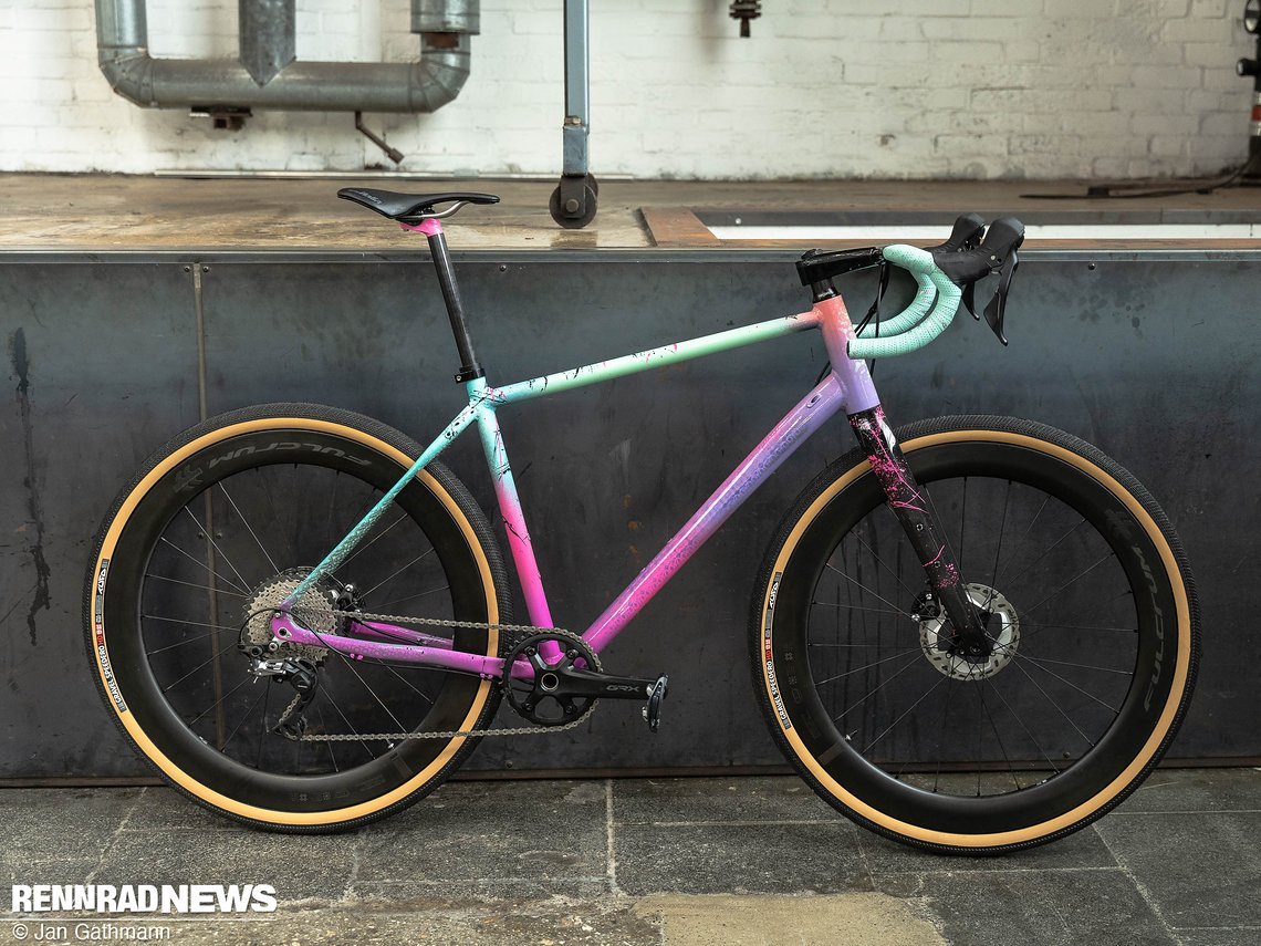 Dieses Gravel Bike gehört Marco von RaCo und er hat es mit Graffiti-Farbe selbst lackiert