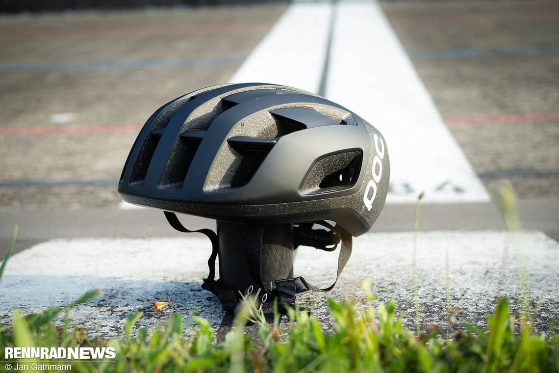 Vorne und oben ist die Helmschale weniger geschlossen als beim Cytal .