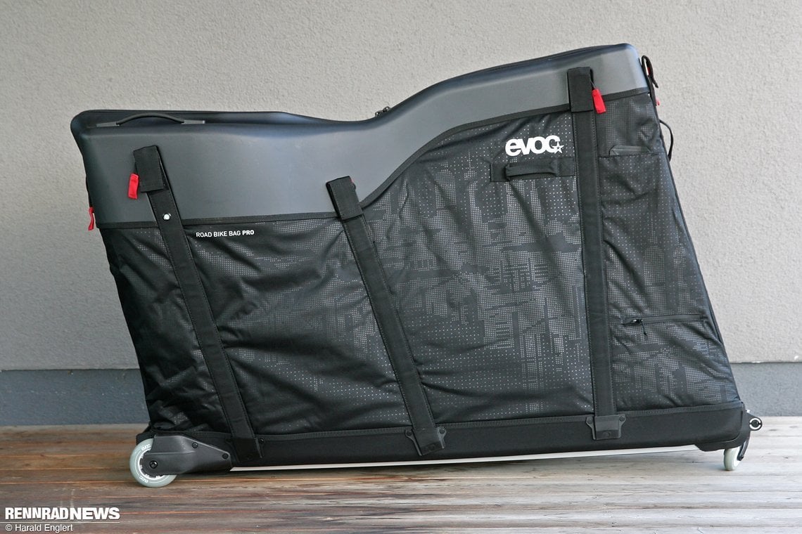 Der Evoc Road Bike Bag Pro ist eine Hybrid-Konstruktion aus formstabilen Kunststoff und Stoff