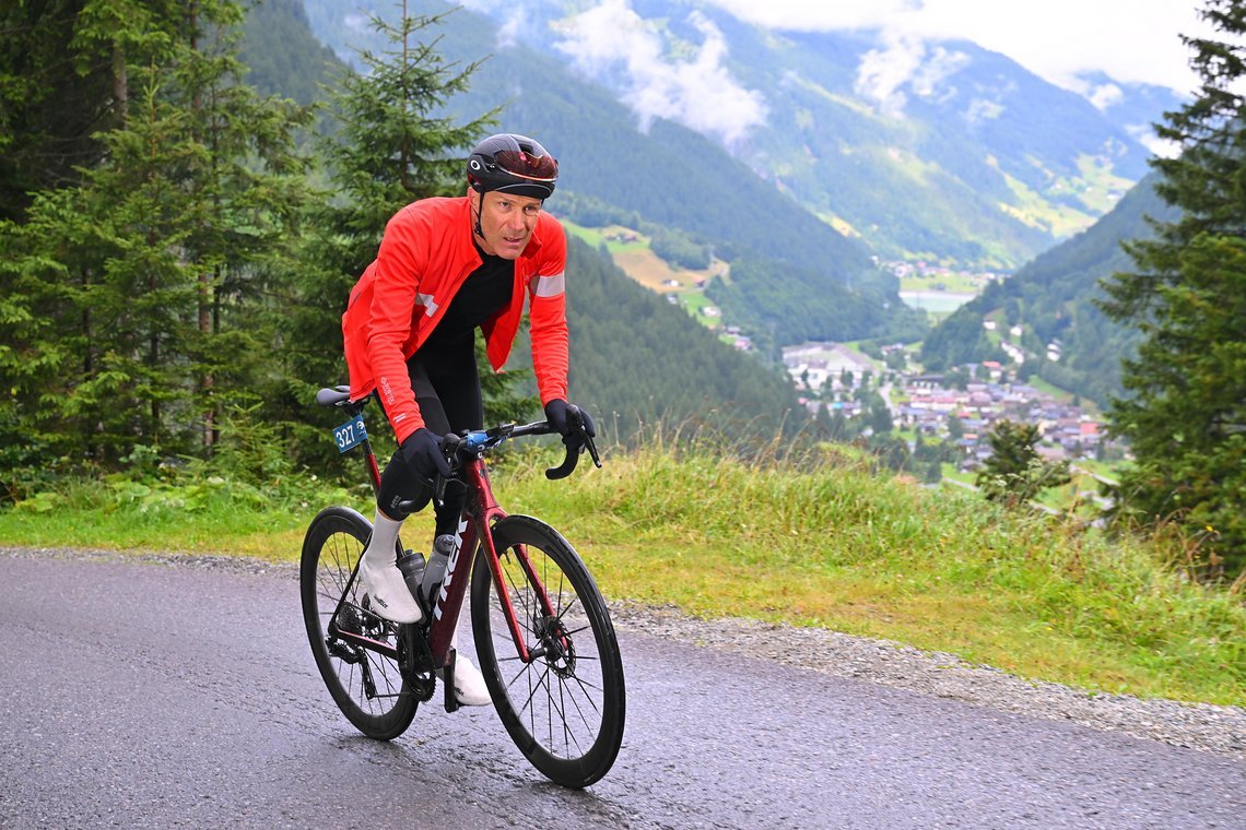 Bei schweißtreibenden Anstiegen wird die Brille oben im Helm „geparkt“
