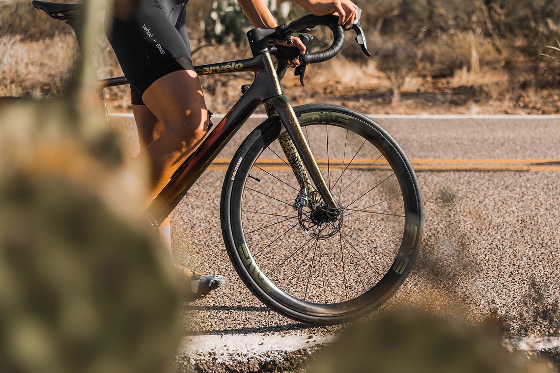 Die neuen, 1.390 g leichten Enve SES 3.4 (Bild) mit 25 mm breiter Felge innen empfehlen sich ebenso auch für den Allroad-Einsatz...