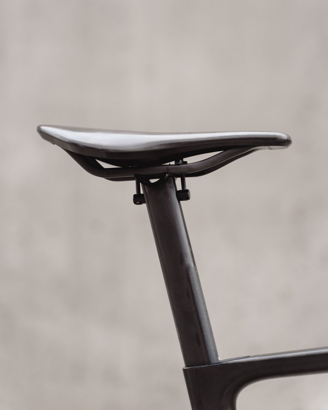 Der Sattel stammt von Bike Ahead und die Sattelstütze ist Marke "Eigenbau" von Wolfgang Heer.