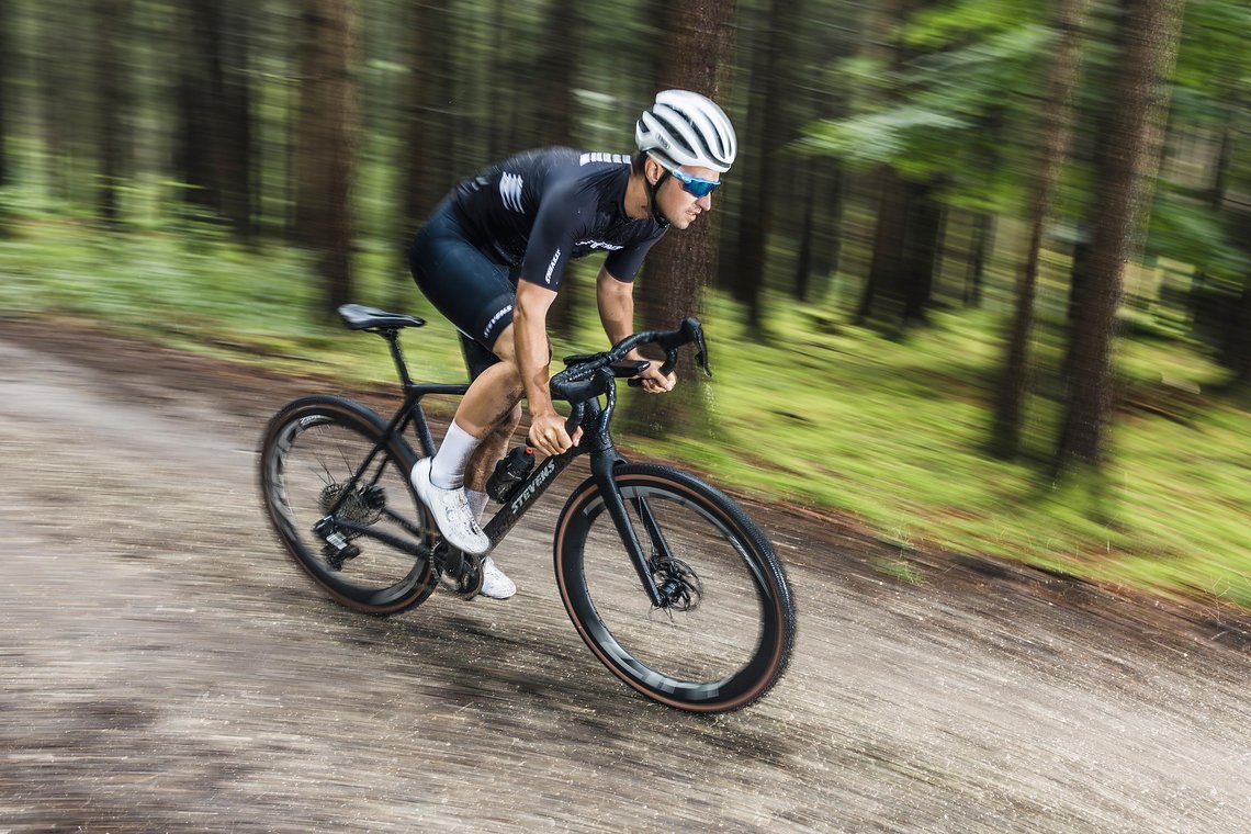 Kein Bikepacking – neben den fehlenden Aufnahmepunkten setzt auch die Geometrie voll auf den sportlichen Einsatz des Camino RS.