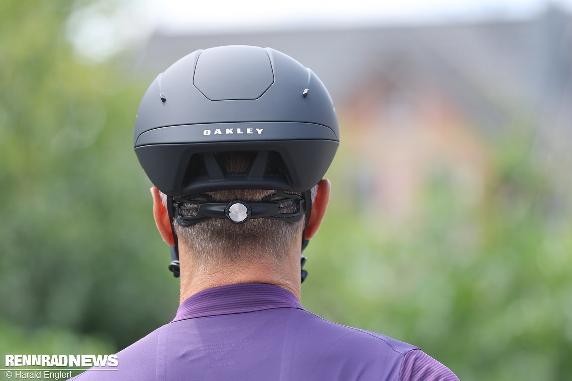 Von hinten betrachtet ist der obere Helmteil komplett geschlossen