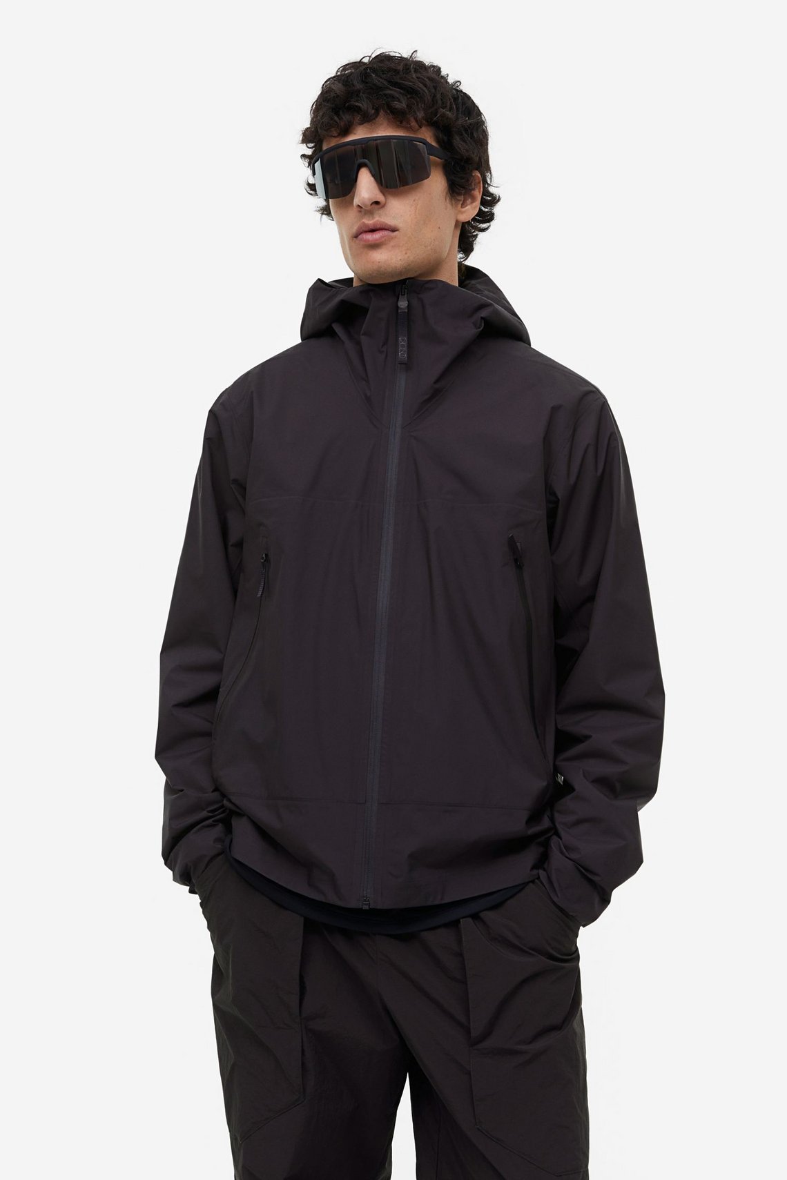 Die H&M Fahrrad-Hardshell Jacke erscheint uns …