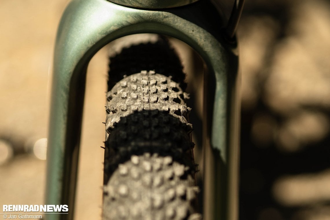 Das Profil der Tracer Reifen liefert auf trockenen, auch gröberen Böden ein sehr berechenbares Fahrverhalten.