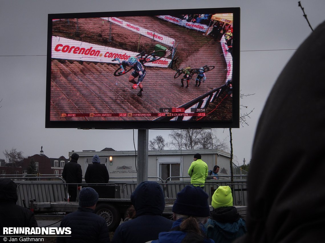 Die steile Treppe vor dem Schräghang aus TV-Perspektive