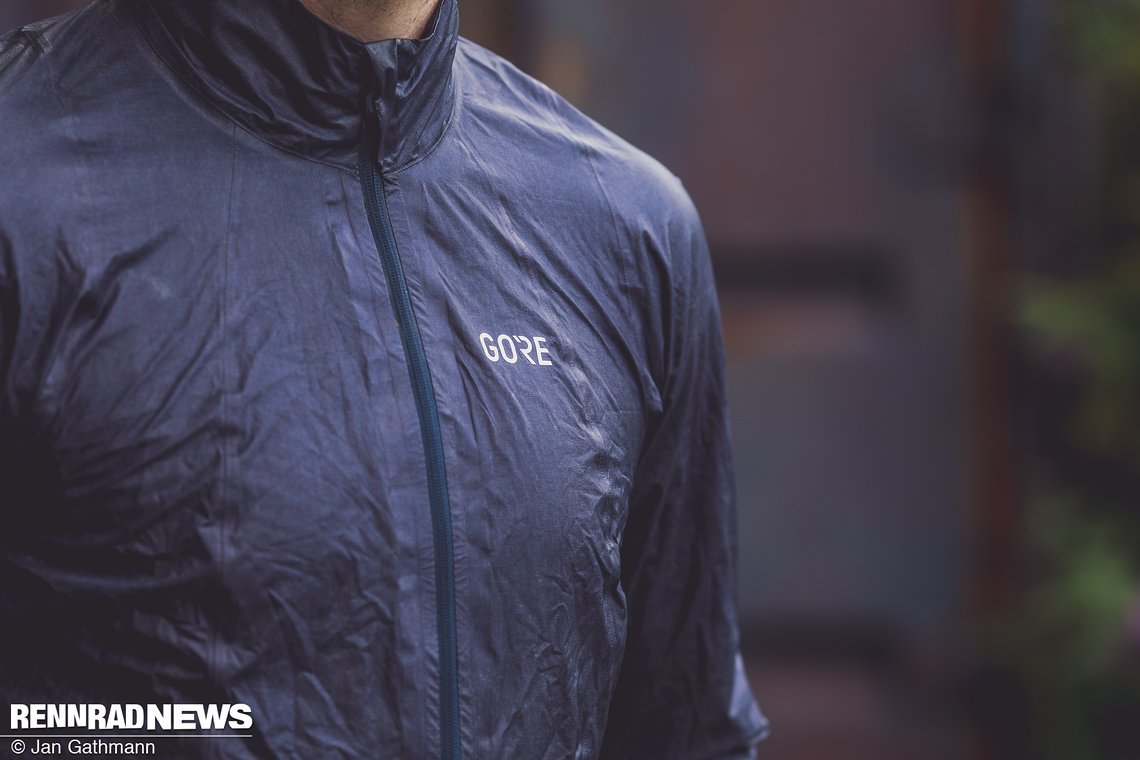 Das fast papier-artige Material besteht aus Gore-Tex Shakedry-Membran und ist nicht nur vollständig wasserabweisend, sondern auch hoch atmungsaktiv