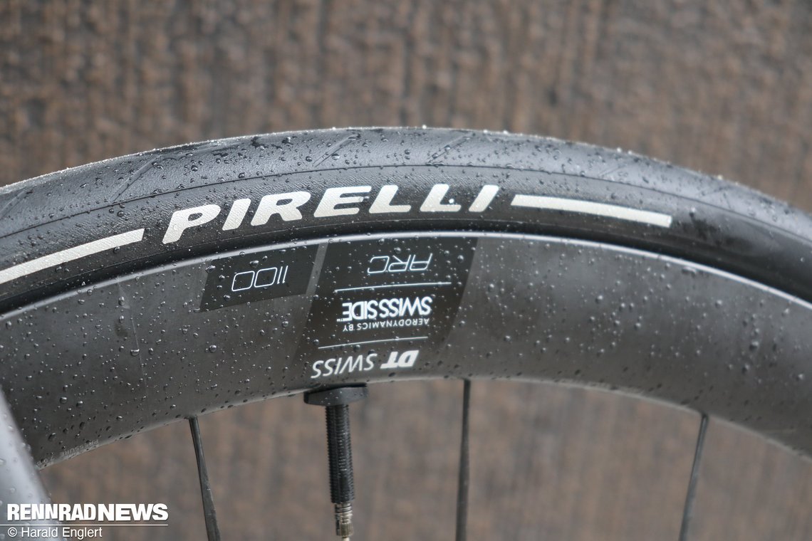 Pirelli steuert seine aktuellen Top-Reifen bei.