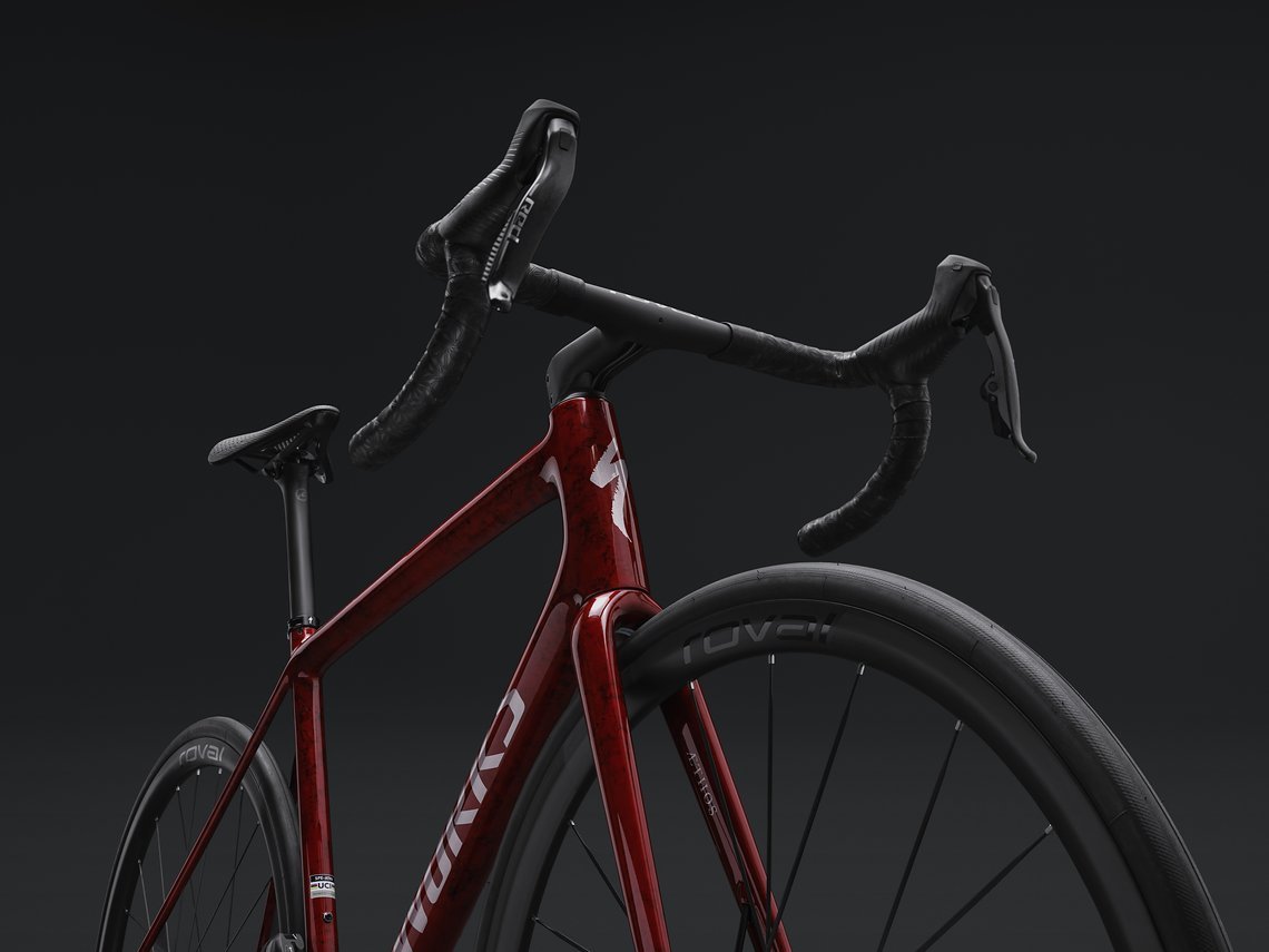 Die Leitungen laufen verdeckt ins Steuerrohr.