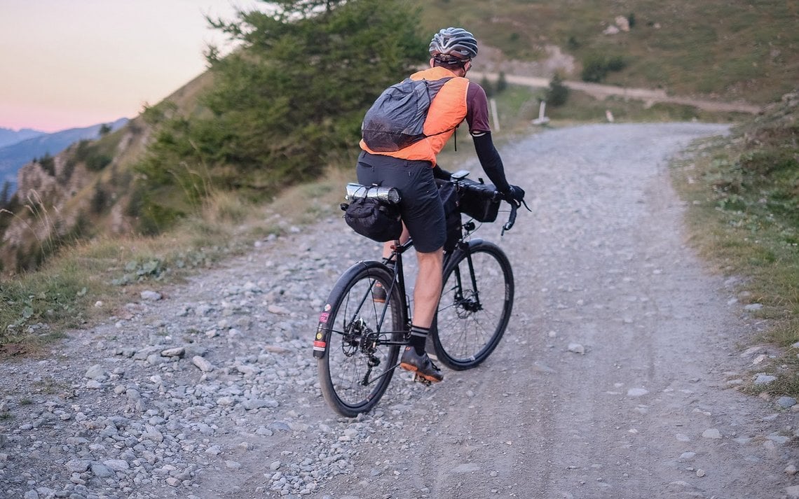 James kämpft sich bergauf durch den Schotter auf der strada dell'Assietta