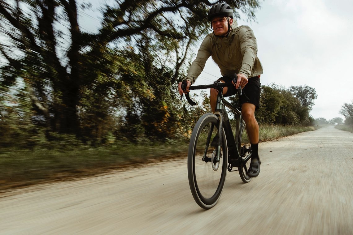 Ab Werk ist das Pivot E-Gravel Bike für gut befestigte Wege ausgerüstet