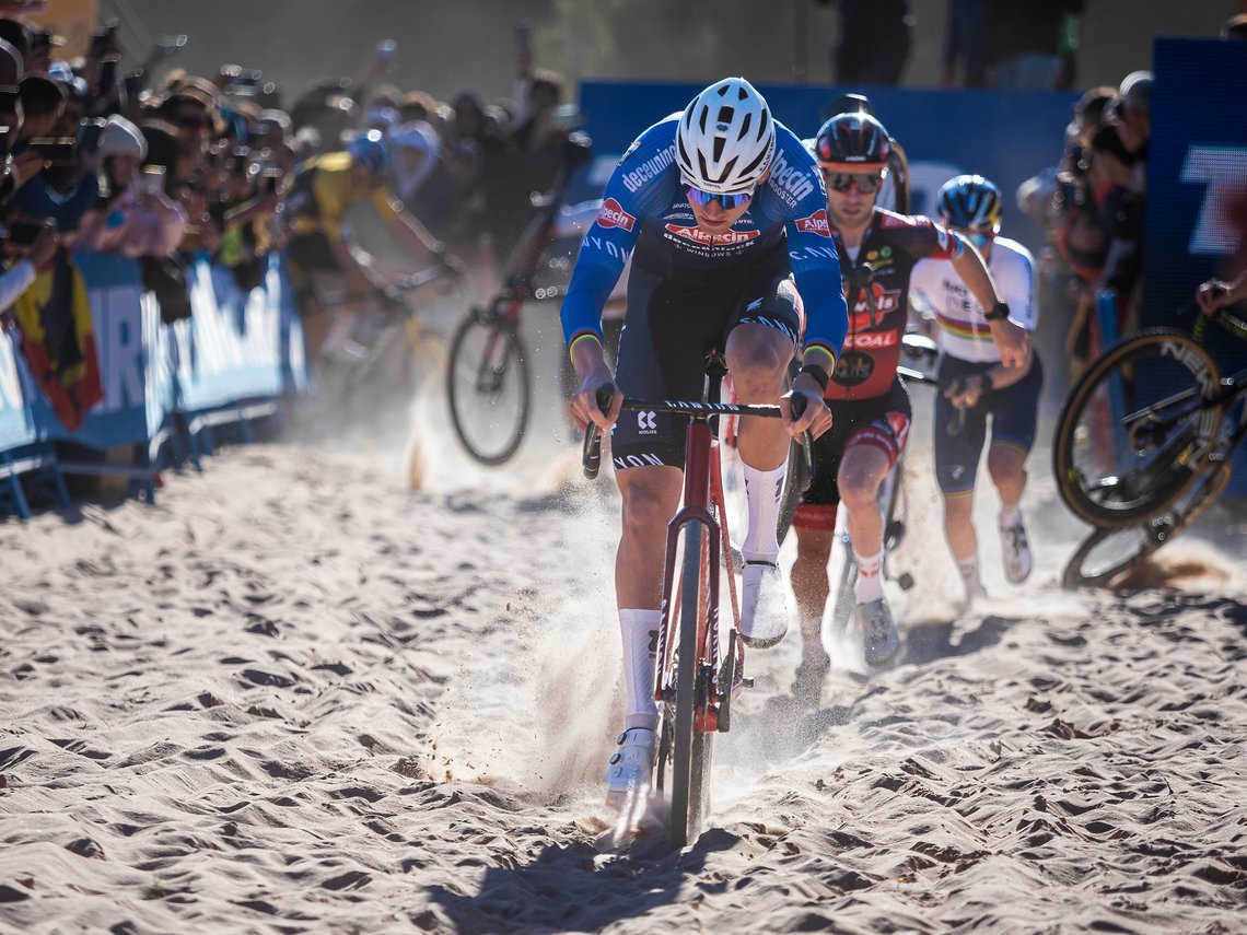 Mathieu van der Poel knallt mit schierer Kraft durch den Sand