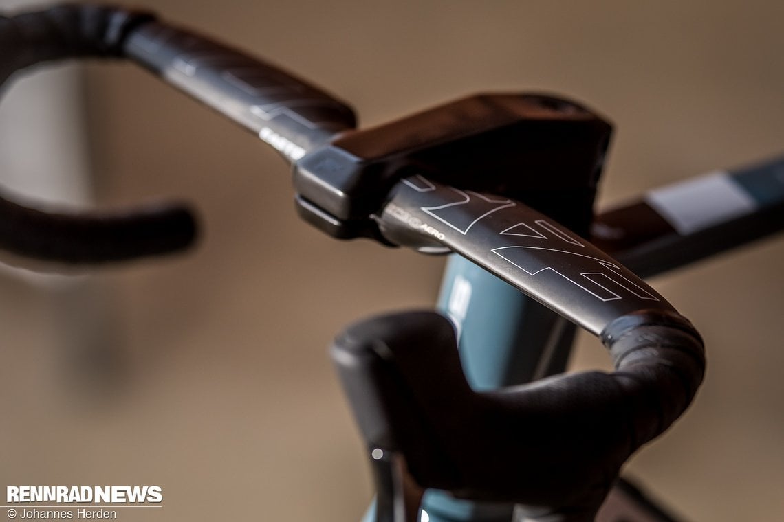 Beide SRAM eTap AXS-Modelle haben das Cockpit mit innenliegenden Zügen und Easton EC90 Carbonlenker