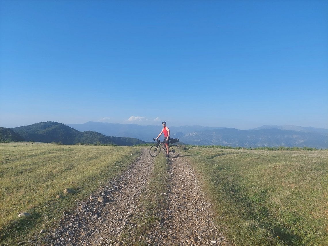 Geschafft - der letzte Pass zwischen Gramsh und Berat. Er hat zwar keinen Namen, aber umso großartigere Ausblicke.