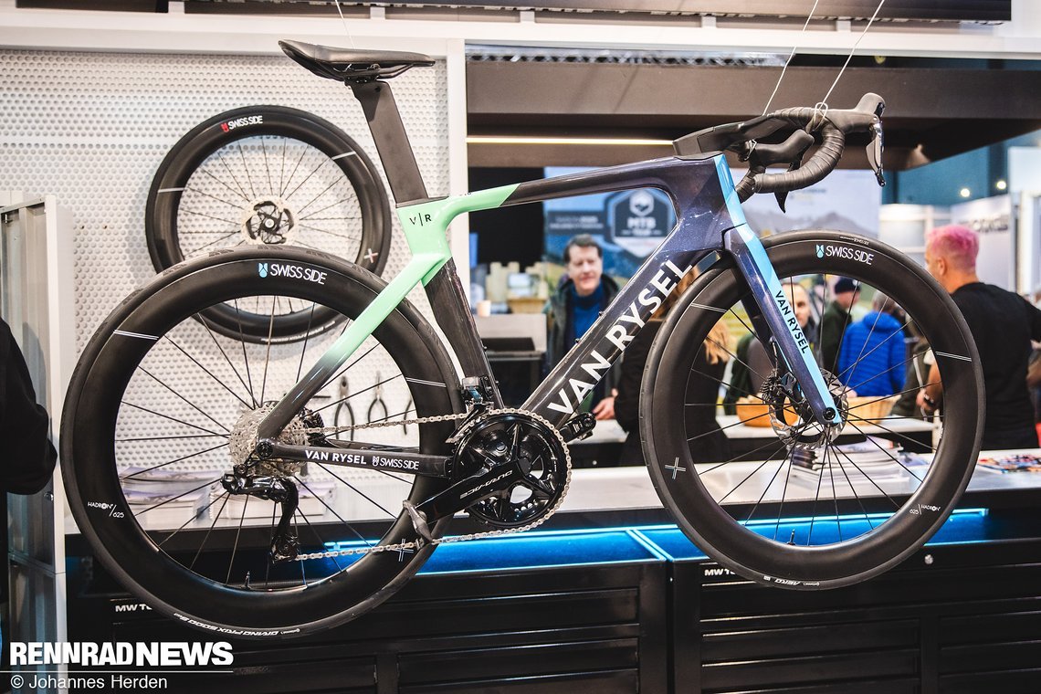 Das Van Rysel RCR-F Aero-Rennrad in der Decathlon AG2R La Mondiale Team-Variante.