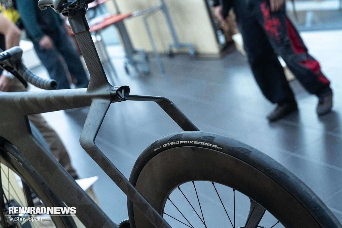 Weit ausgestellte Sitzstreben á la Hope-Lotus-Trackbike für günstigen Luftfluss…