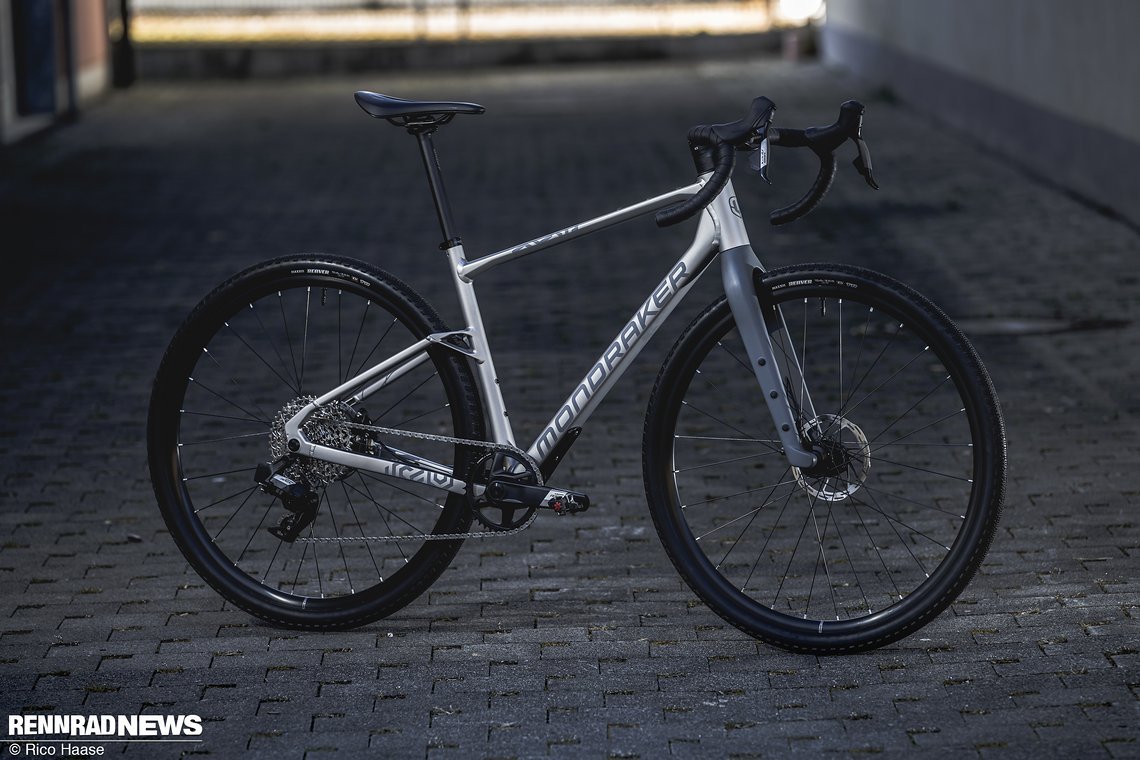 Unser Mondraker Arid R Test Rad mit SRAM Apex AXS XPLR kostet 2.799 € (UVP).