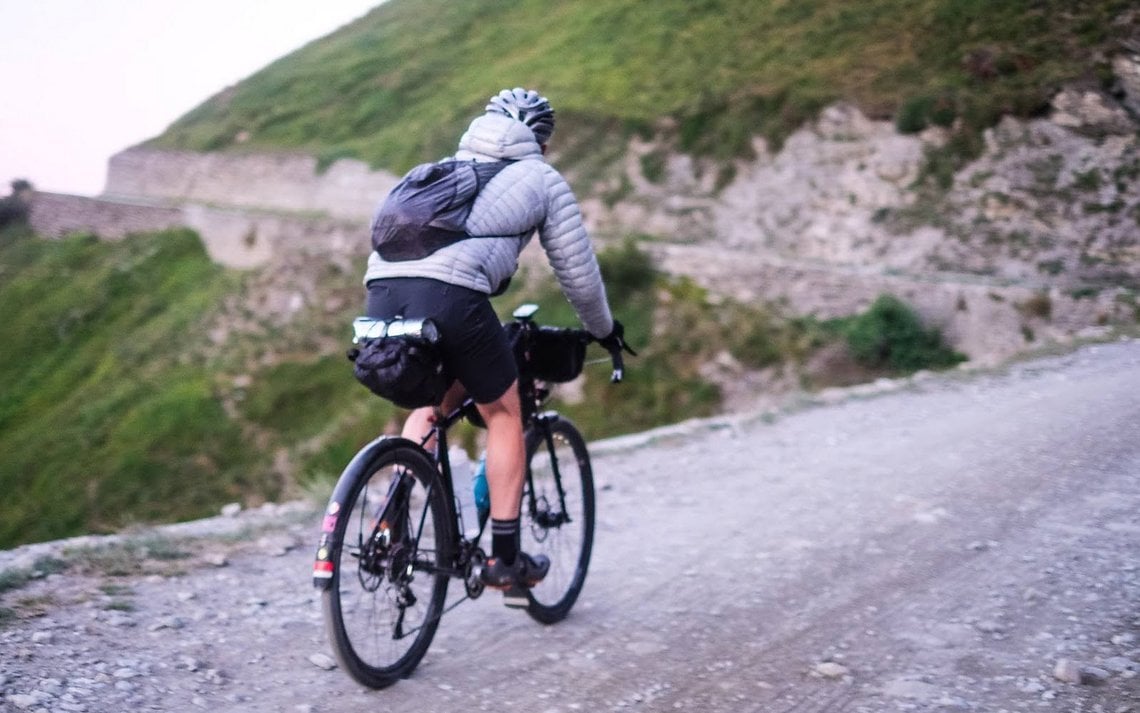 James kämpft sich bergauf durch den Schotter auf der strada dell'Assietta