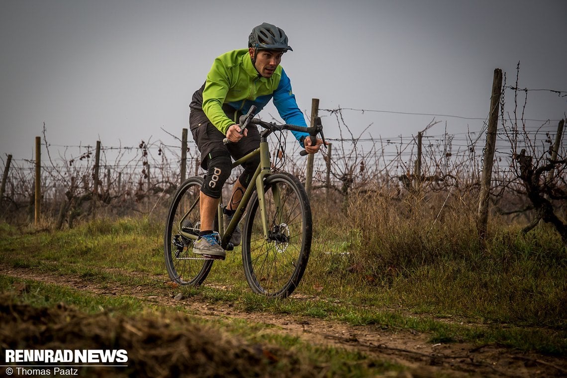 Auf Gravel bringen die breiten Reifen und der lange Auszug der Stütze Komfort