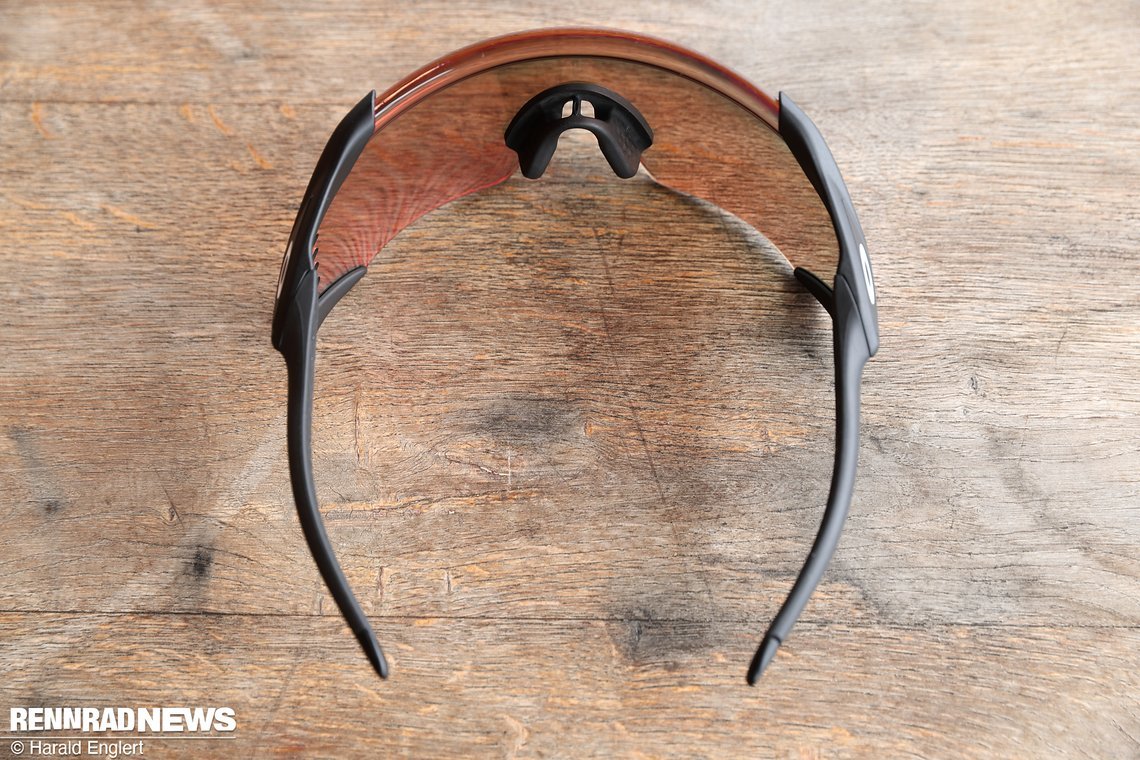 Die Kontur der Scheibe folgt dem Gesicht