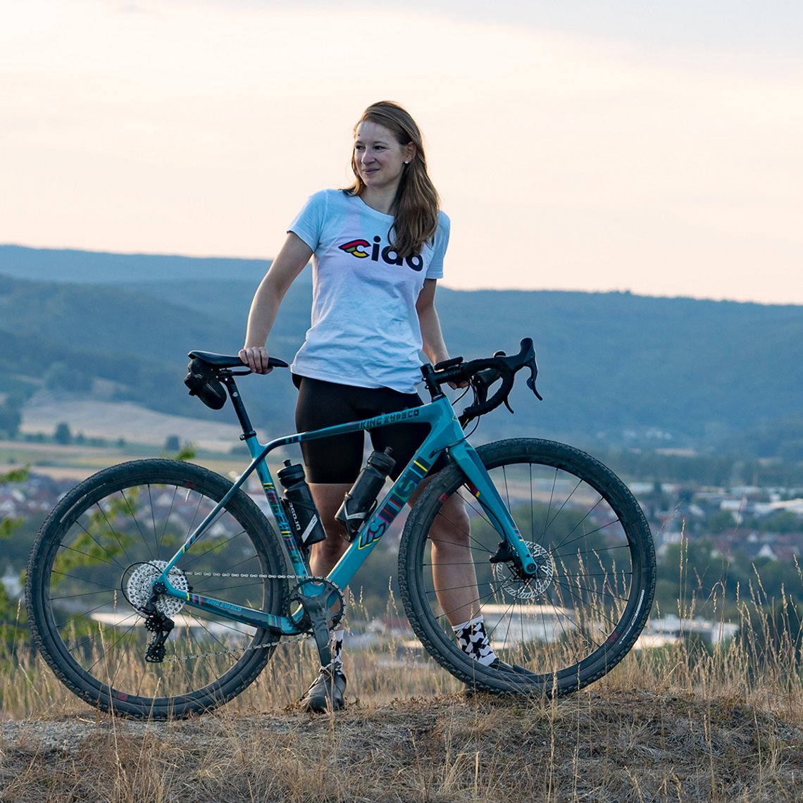 Auf klassischeren Gravel Bikes sind die Team Kolleg*innen Luisa Werner...