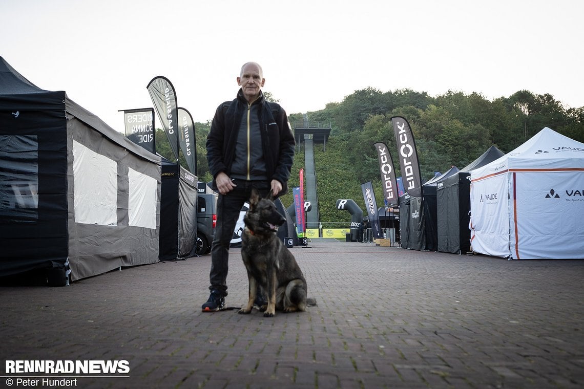 Gravel Games früh morgens: Der Fotograf kann noch nicht scharf stellen, aber Schäferhund-Mix Silva hat die Lage im Griff.