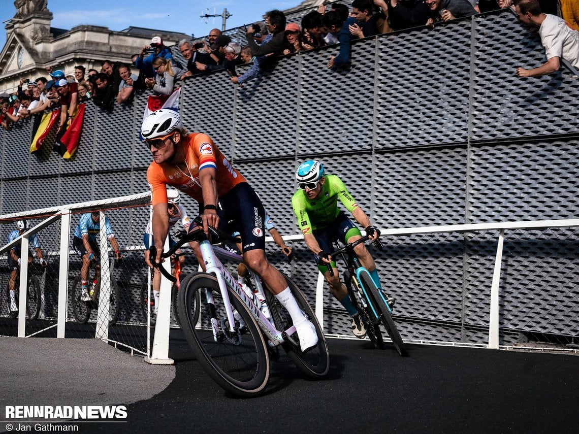 Der neue Weltmeister Mathieu van der Poel in Führung auf der Schlussrunde, die in Leuven mitten durch den Bahnhof führte.