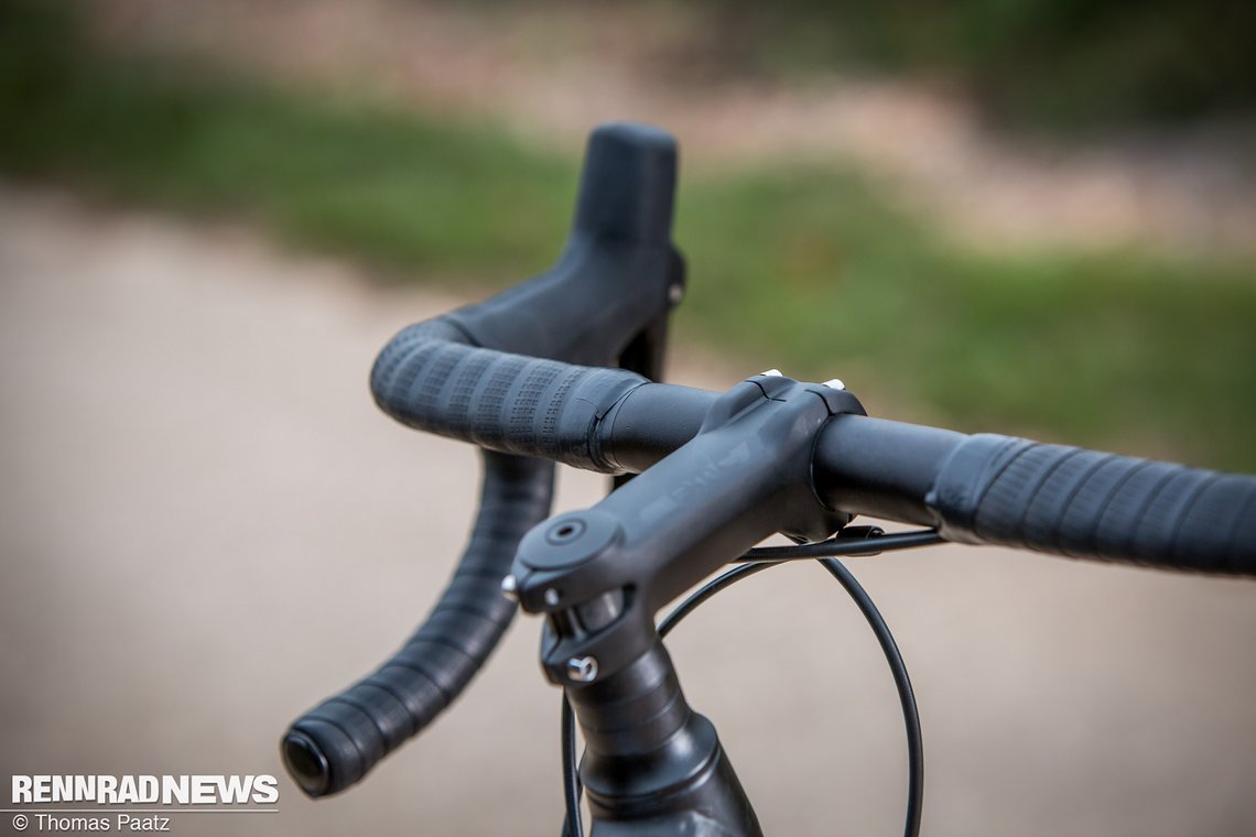 Cockpit fast wie beim Rennrad: traditionelle Vorbaulänge...