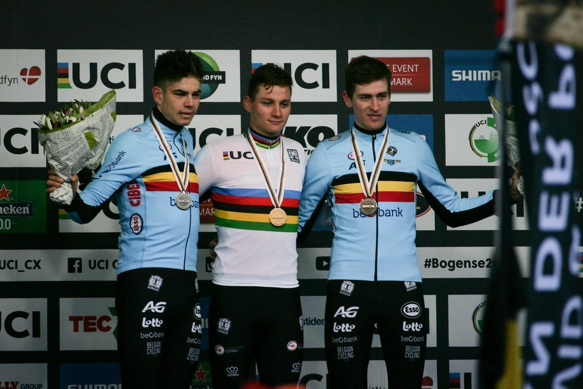 Das Regenbogentrikot geht an Mathieu van der Poel, Silber an van Aert, Bronze Aerts