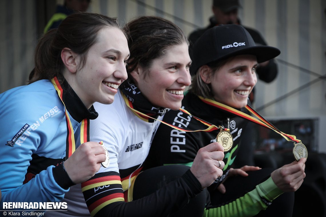 Das Podium der Frauen Elite: Kim Ames (2.), Lisa Brandau (1.) und Stefanie Paul (3.), von links