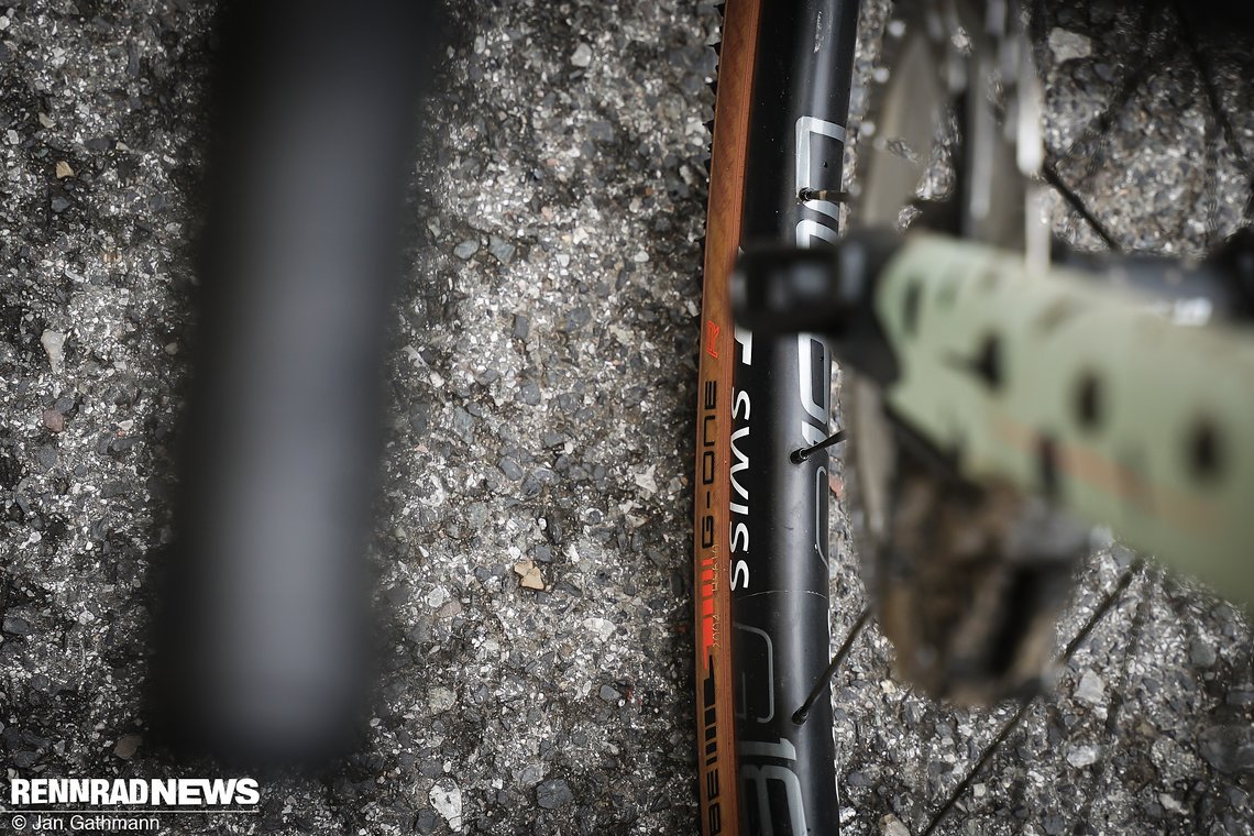 Auf der Straße kann der G One R für einen ernsthaft Offroad tauglichen Gravel-Reifen richtig glänzen.