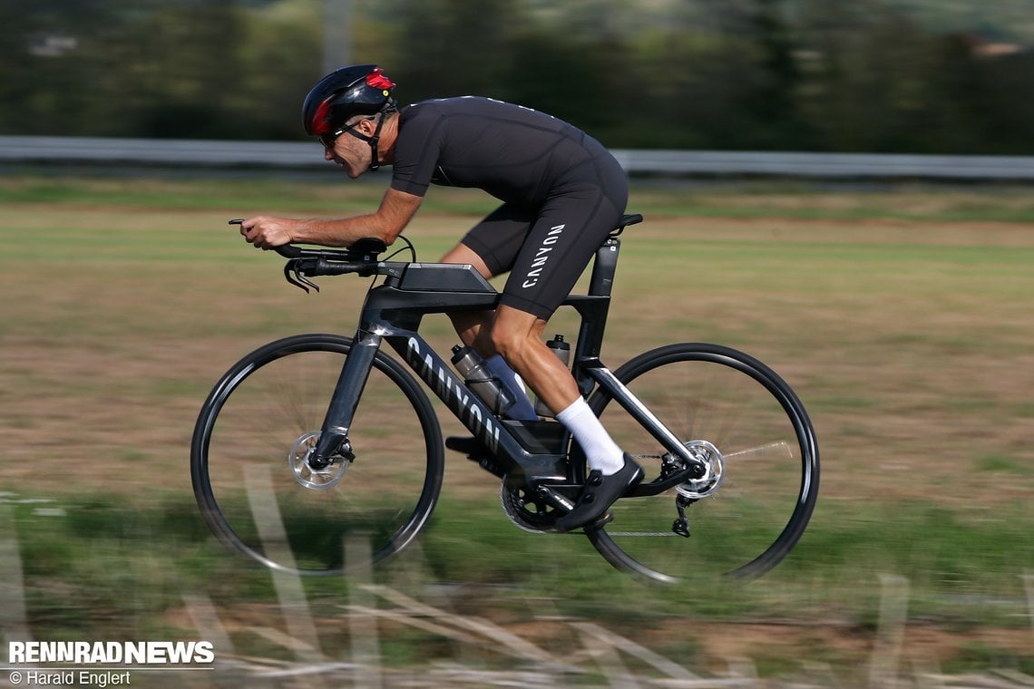 Beim Canyon CF 7 Disc ist die Konstruktion des Cockpits einfacher und klassischer gehalten