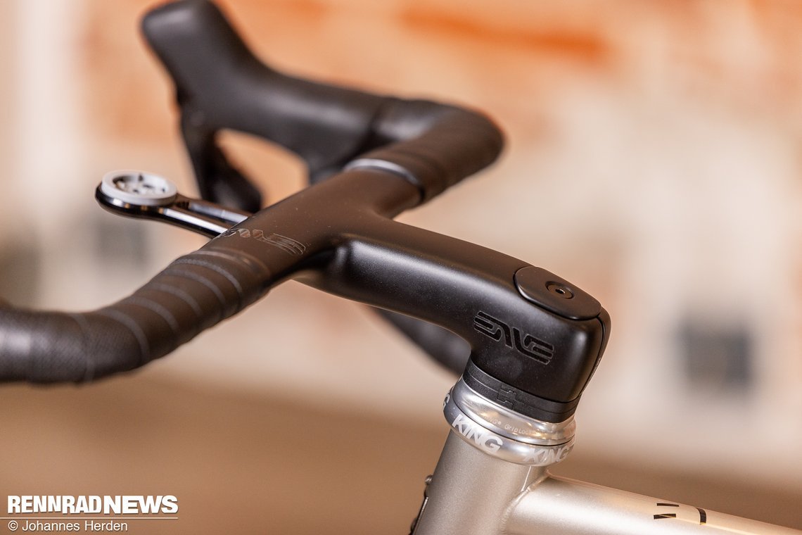 Enve-Aero-Carbon-Cockpit mit integrierter Leitungsführung.