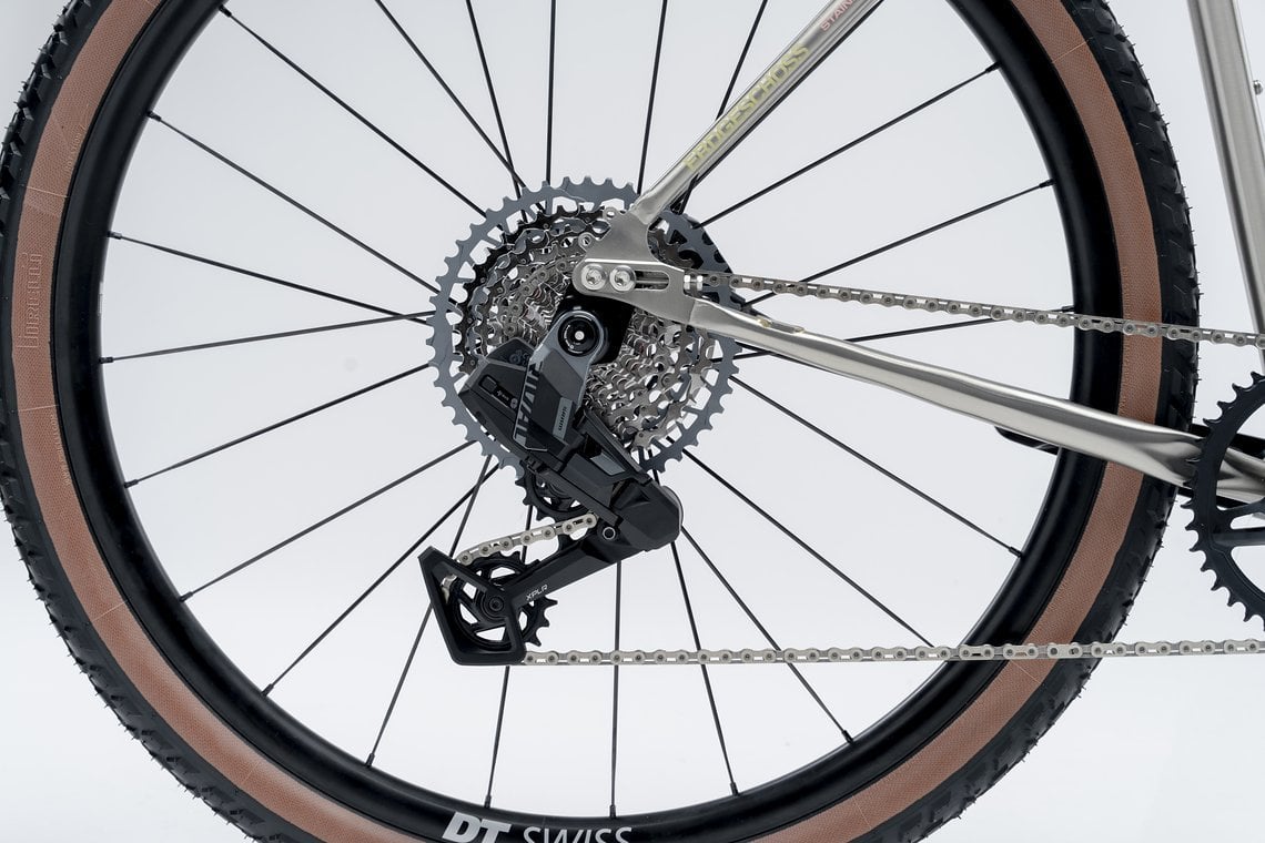 Das Topmodell setzt auf eine SRAM Force AXS XPLR Schaltgruppe und Carbon-Laufräder von DT Swiss. Das Topmodell setzt auf eine SRAM Force AXS XPLR Schaltgruppe und Carbon-Laufräder von DT Swiss.